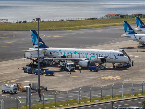 Ponta Delgada, Azores, Portugal. 24 de Mayo 2025. Avi&oacute;n Airbus 320 de Azores Airlines en la plataforma del Aeropuerto de Ponta Delgada.