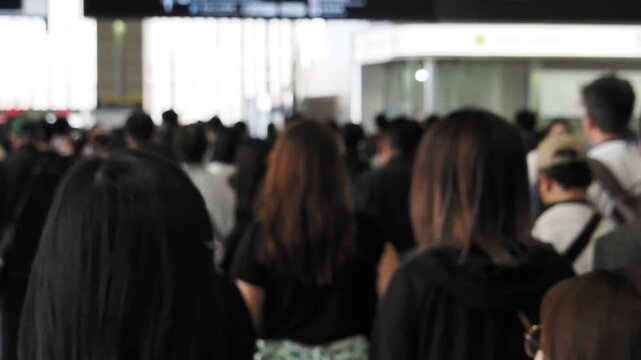 歩行者の後ろ姿　スローモーション