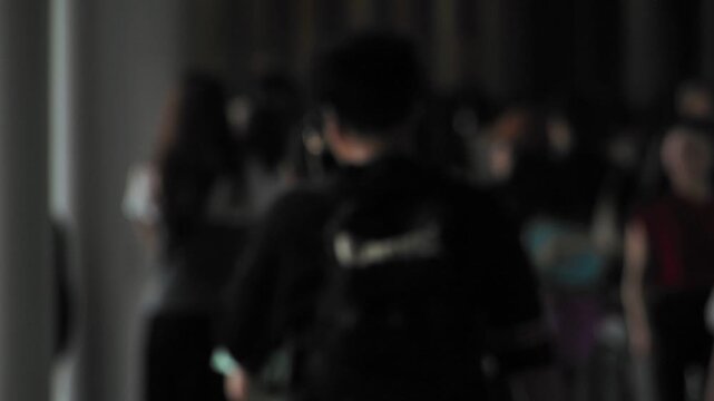 歩行者のぼかした後ろ姿　スローモーション