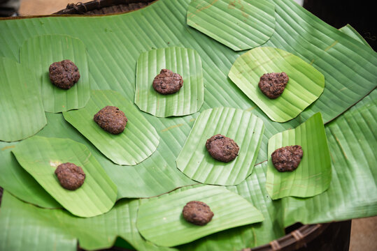 The process of making Khao Nuk Nga (Lanna-style sticky rice mixed with sesame seeds), a traditional snack from Northern Thailand.