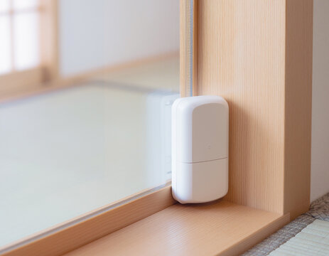 和室の窓枠に取り付けられたスマートホーム用開閉センサー