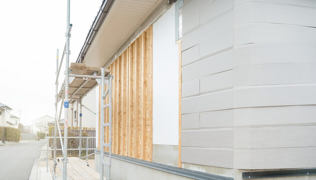 戸建て住宅の外壁材を張り替えるリフォーム工事現場