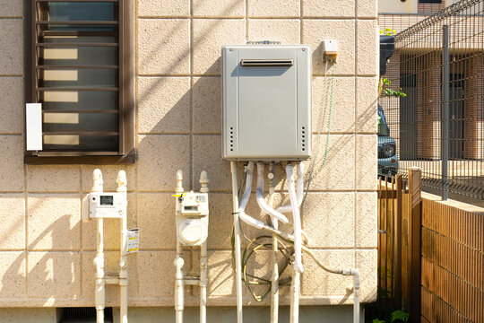 築浅戸建て住宅のガス給湯器　電気メーター　ガスメーター