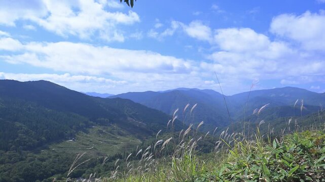 秋の青空と山並み