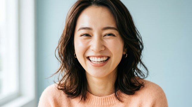 自然な笑顔を見せる美しい日本人女性のポートレート、健康的で明るい生活のイメージ