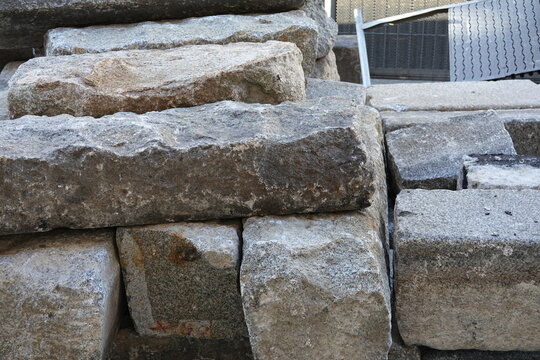 Blocs de granit massif de r&eacute;cup&eacute;ration empil&eacute;s