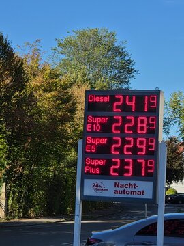Preistafel von Tankstelle mit teuren Benzin und Sprit und Gaspreisen Energiekrise politisch bedingt