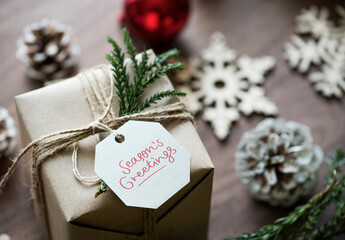 Obraz premium Season's Greeting tag on a Christmas gift box