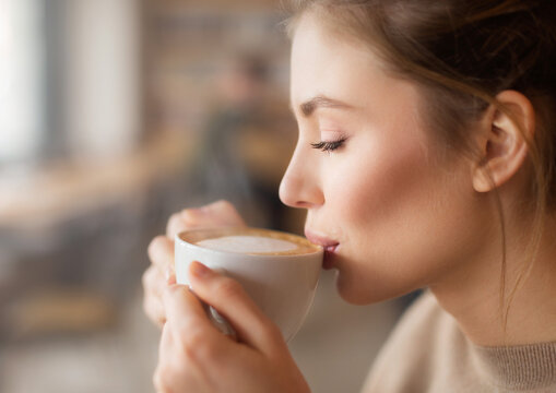 Frau trink zum Fr&uuml;hst&uuml;ck eine Tasse Kaffee