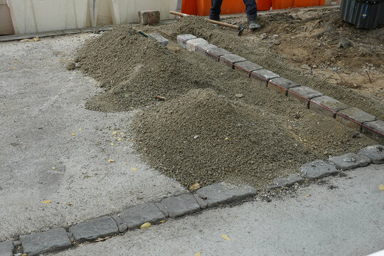 Chantier d'am&eacute;nagement paysager et pose de bordures et pav&eacute;s dans la rue