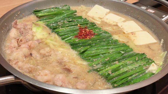 九州博多スタイルで仕上げた牛もつ鍋