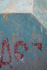 Surface de béton en angle avec peinture bleue écaillée et usée © luzulee