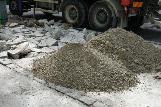Tas de granulats et sable de chantier sur la voirie