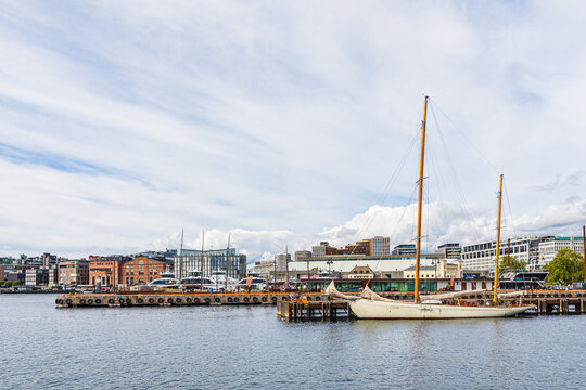 Blick &uuml;ber den Oslofjord auf H&auml;user und ein Segelschiff in Oslo, Norwegen