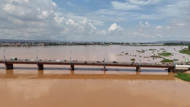 Circulation de motos et de voitures sur le premier pont de Bamako, Mali