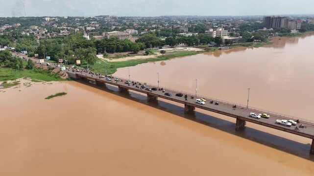 Circulation de motos et de voitures sur le premier pont de Bamako, Mali