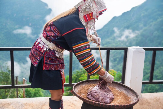 The process of making Khao Nuk Nga (Lanna-style sticky rice mixed with sesame seeds), a traditional snack from Northern Thailand.