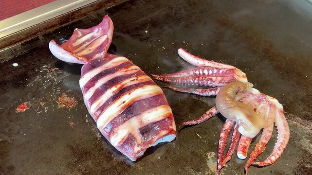 鉄板で焼くイカの姿焼き