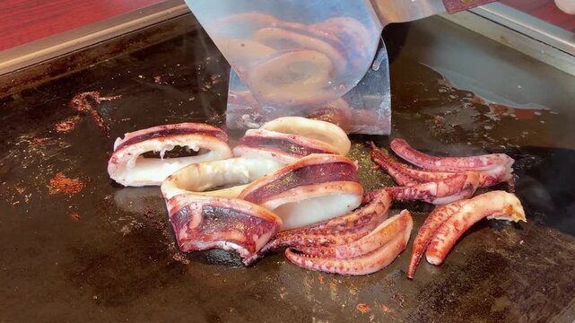 鉄板で焼くイカの姿焼き
