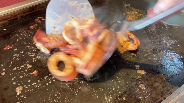 鉄板で焼くイカの姿焼き