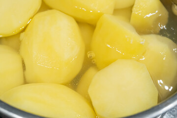 Obraz premium Whole peeled boiled potatoes in a saucepan