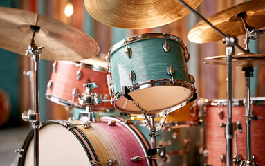 Obraz premium a drum kit in a music studio, cymbals catching light, colorful drum shells, soft studio lighting