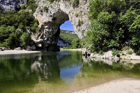 Ard&egrave;che river, above it the Pont d'Arc rock gate, Ard&egrave;che Gorge, Gorges de l'Ard&egrave;che, Vallon-Pont-d'Arc, Rh&ocirc;ne-Alpes, France