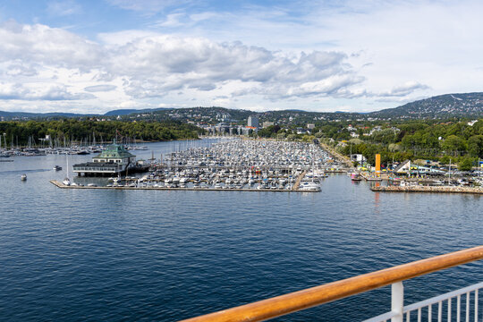 Maritimes Stadtbild der Aker‑Brygge‑Marina in Oslo