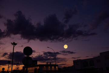 Full Moon with urban silhouettes. © astrosystem