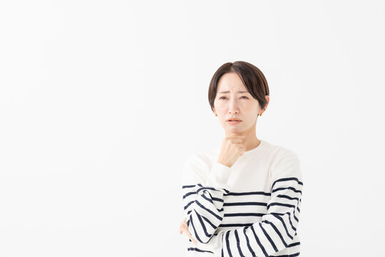 悩む女性