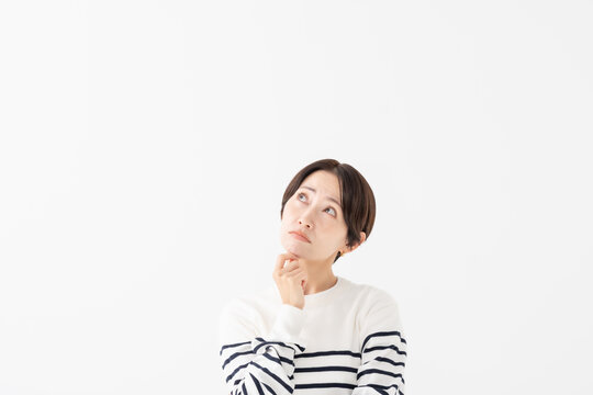 悩む女性