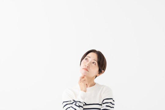 悩む女性
