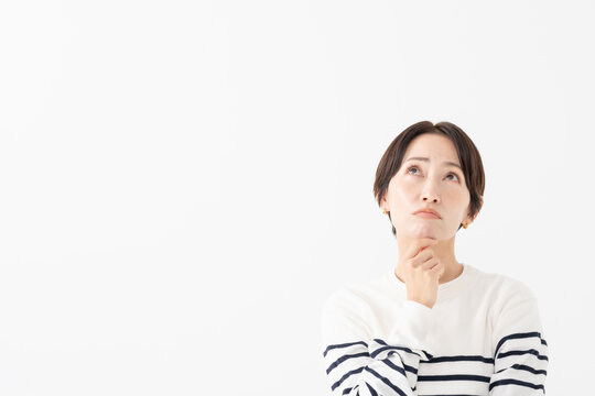 悩む女性