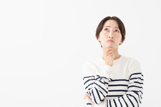悩む女性
