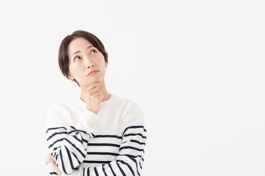 悩む女性