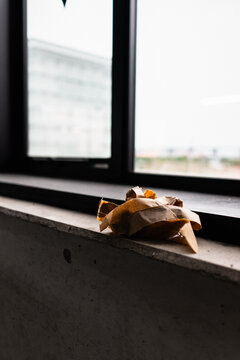 窓辺に置かれた使用済みテープと広い余白