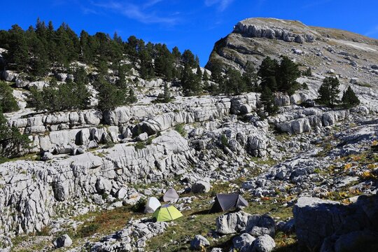 Camp sp&eacute;l&eacute;ologique dans le vallon du Clot d'Aspre. R&eacute;seau kastique -  Massif du Vercors Nord - Villard-de-Lans - Is&egrave;re