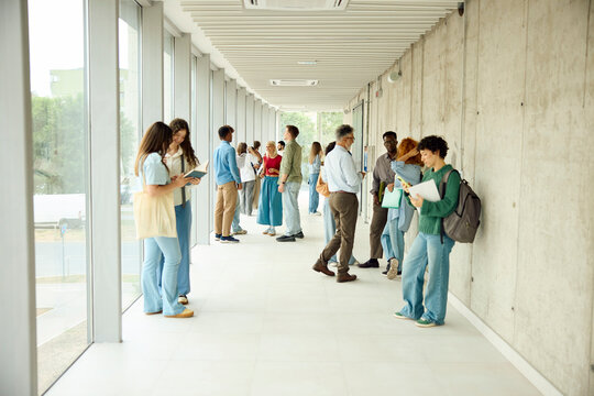 Crowded university building hallway.