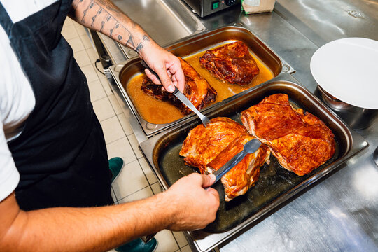 Preparing roasted meat trays