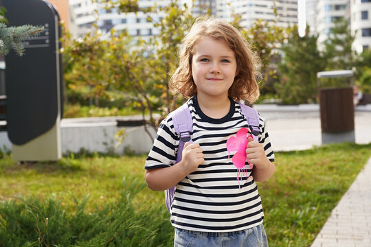 Schoolchild returns to elementary school on first day
