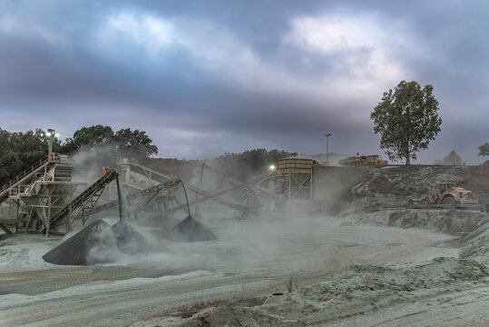 Aggregate processing plant with sorting conveyors in a mining quarry