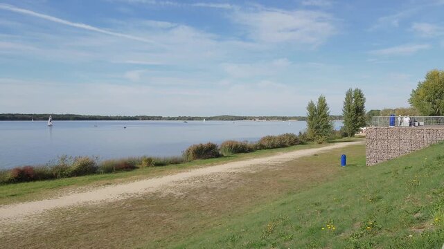Der Cospudener See bei Leipzig im Sp&auml;tsommer