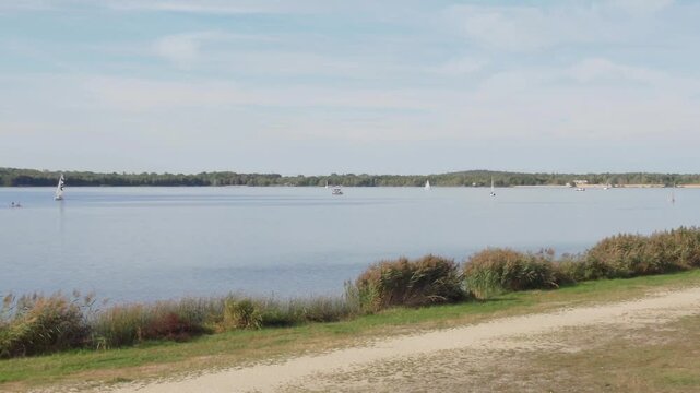 Der Cospudener See bei Leipzig im Sp&auml;tsommer