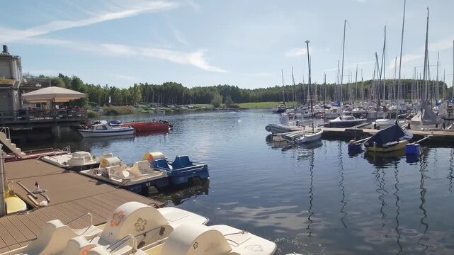 Der Hafen vom Cospudener See im Sp&auml;tsommer