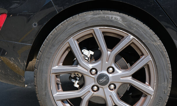 Detailansicht einer originalen Ford Leichtmetallfelge mit Reifen an einem gebrauchten Ford Auto PKW, Z&uuml;rich 25.9.2026