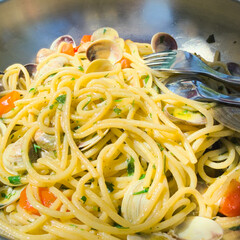 Spaghetti alle vongole with clams and cherry tomatoes, Italian pasta close-up, traditional seafood recipe © cristian