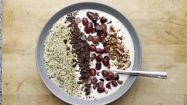 Proteinreiches Fr&uuml;hst&uuml;ck Skyr Kollagen Joghurt mit Hanfsamen 90% Schokolade roten Trauben und Pekanusskernen f&uuml;r Zink