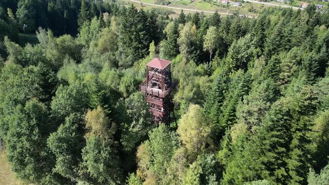 Rabka-Zdr&oacute;j - Polczak&oacute;wka - g&oacute;ra w Beskidach nagana z drona, piękne widoki w słoneczny dzień na Beskidy, i wieże widokową, jesień, lato, wiosna, las, g&oacute;ry