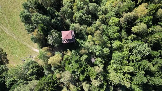 Rabka-Zdr&oacute;j - Polczak&oacute;wka - g&oacute;ra w Beskidach nagana z drona, piękne widoki w słoneczny dzień na Beskidy, i wieże widokową, jesień, lato, wiosna, las, g&oacute;ry