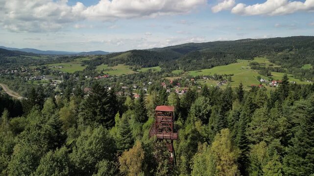Rabka-Zdr&oacute;j - Polczak&oacute;wka - g&oacute;ra w Beskidach nagana z drona, piękne widoki w słoneczny dzień na Beskidy, i wieże widokową, jesień, lato, wiosna, las, g&oacute;ry